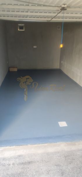 Garáž na Kramároch, ul. Royova - Interiér garáže s hladkou tmavou podlahou, Royova ulica, Bratislava - Nové Mesto.