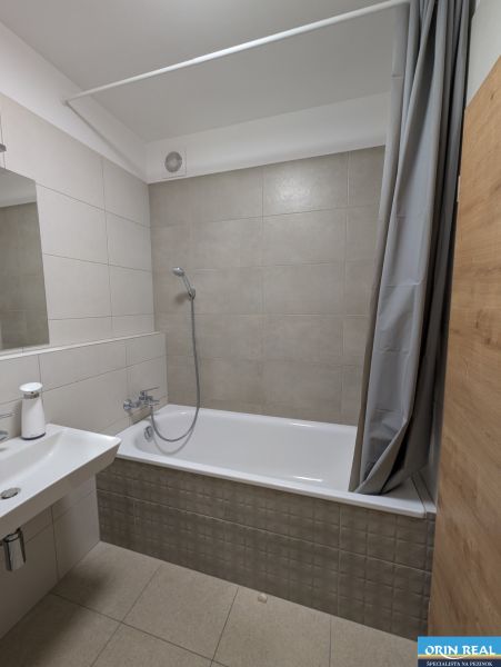 MODERNÁ ZARIADENÁ NOVOSTAVBA  takmer v centre - MAHULANKA - Kúpeľňa vo svetlých tónoch s vaňou a sprchovacím kútom, ideálna pre 2-izbový byt.