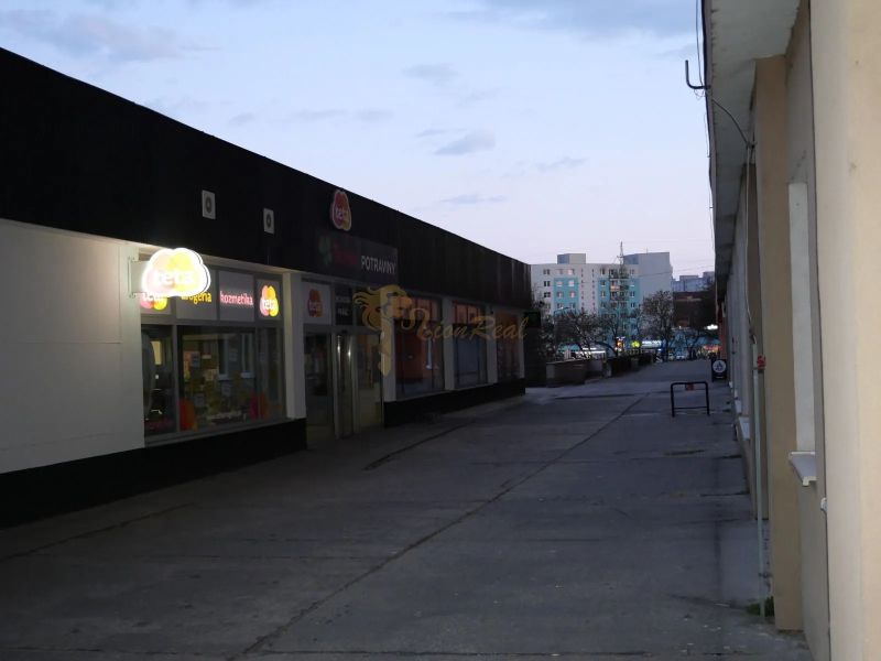 1-izb.byt, Holíčska, Petržalka, 1 p./12 - Ulica Holíčska v Bratislave - Petržalke s obchodmi a večernou atmosférou, v okolí 1-izbového bytu.