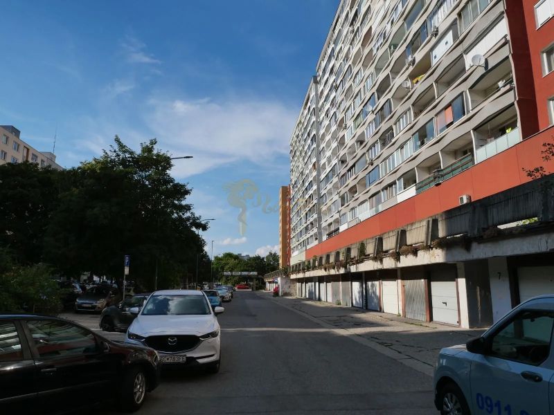 1-izb.byt, Holíčska, Petržalka, 1 p./12 - Panelový bytový dom na Holíčskej ulici v Bratislave - Petržalke.