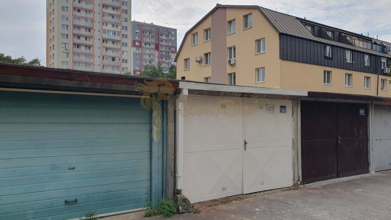 Garáž na ul. Plicková, Rača - Garáže na Plickovej ulici v Bratislave - Rači, panelák v pozadí.