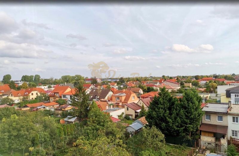 3-izb. byt na ul. Hornádska, Podunajské Biskupice - Pohľad na zeleň a strechy domov v Bratislave-Podunajských Biskupiciach, Hornádska.
