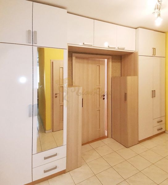 3-izb. byt na ul. Hornádska, Podunajské Biskupice - Priestranná predsieň s bielymi skriňami a zrkadlom v 3-izbovom byte.