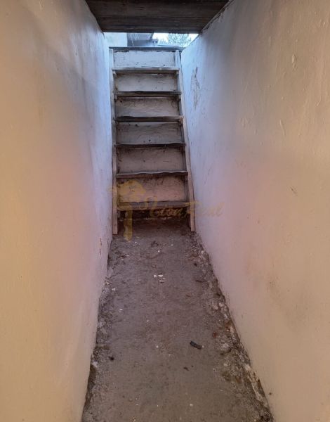 Garáž Púpavova, Karlova Ves + pivnica - Úzke schody vedúce nahor, možno z pivnice na ulici Púpavová pri garáže.