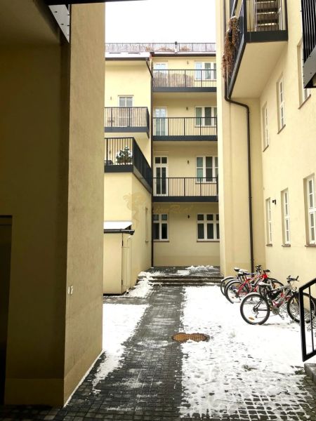 2-izb. byt v absolútnom centre Starého Mesta - Dvor s bicyklami a zasneženou dlažbou, Bratislava - Staré Mesto, Konventná.
