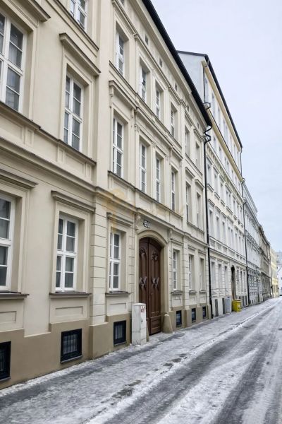 2-izb. byt v absolútnom centre Starého Mesta - Zasnežená ulica Konventná, Bratislava - Staré Mesto, so starobylými fasádami budov.