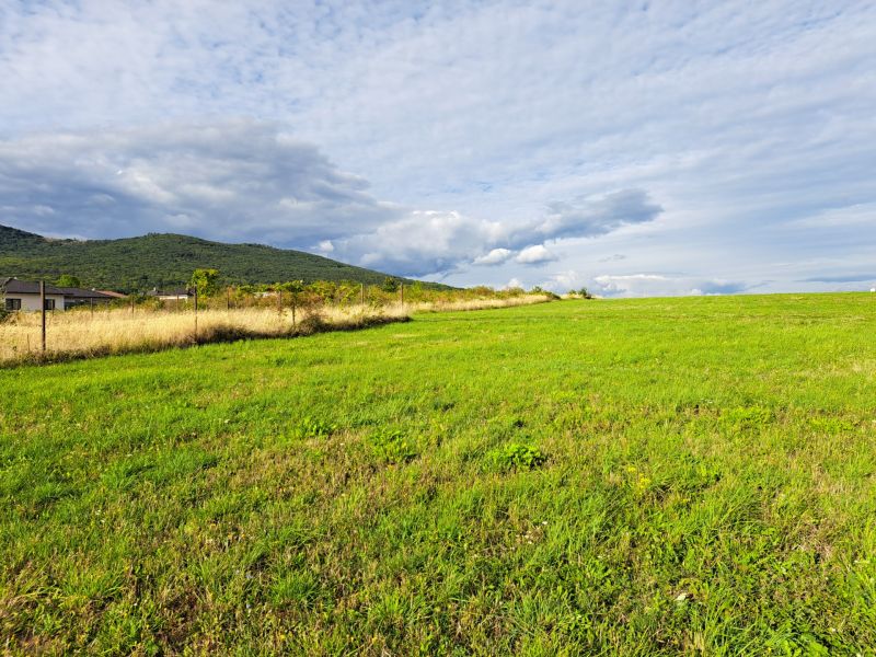 Stavebný pozemok 673 m2 v Štitároch s výhľadom na Zobor i Žibricu - Pozemky - bývanie v Štitároch s výhľadom na zelené kopce a rozkvitnutú lúku.