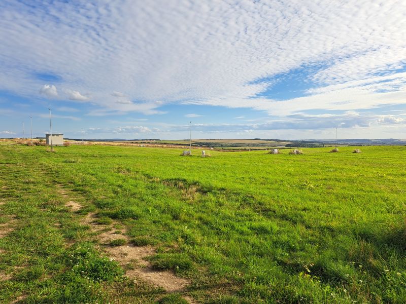 Stavebný pozemok 673 m2 v Štitároch s výhľadom na Zobor i Žibricu - Pozemky na bývanie v Štitároch, zelené lúky a modrá obloha.