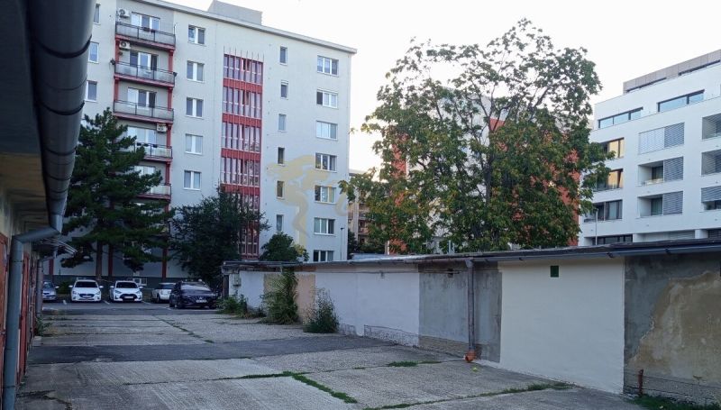Garáž Haburská ul., Ružinov s pozemkom - Garáže na Haburskej ulici v Bratislave - Ružinov, v pozadí obytné domy a stromy.