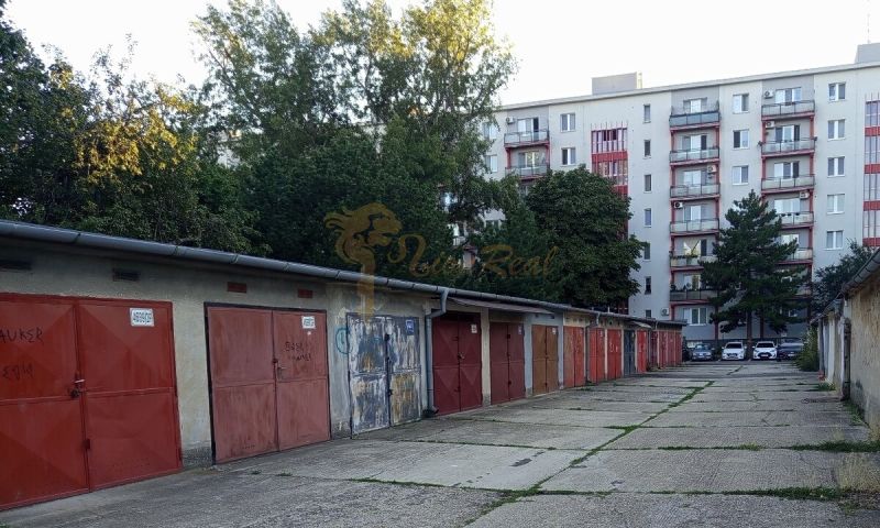 Garáž Haburská ul., Ružinov s pozemkom - Garáže na Haburskej ulici, Bratislava - Ružinov, v blízkosti bytového domu.