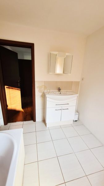 5-izb. dvojpodlažný rodinný dom, Rovinka - Kúpeľňa v rodinnom dome s bielou umývadlovou skriňou a obkladmi.