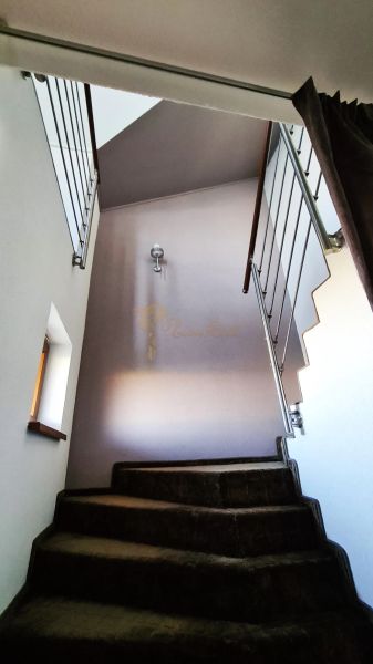 5-izb. dvojpodlažný rodinný dom, Rovinka - Schodisko v rodinnom dome so zábradlím, svetlý priestor, malé okno.
