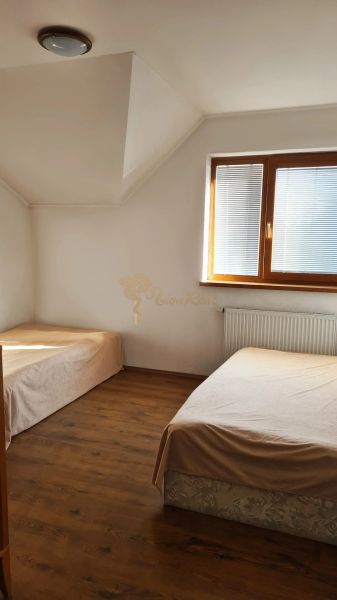 5-izb. dvojpodlažný rodinný dom, Rovinka - Miestnosť v rodinnom dome s dvoma posteľami a veľkým oknom.
