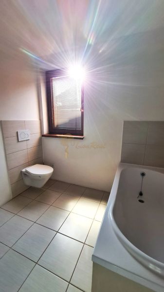 5-izb. dvojpodlažný rodinný dom, Rovinka - Kúpeľňa v rodinnom dome s vaňou, toaletou a oknom prepúšťajúcim slnečné lúče.