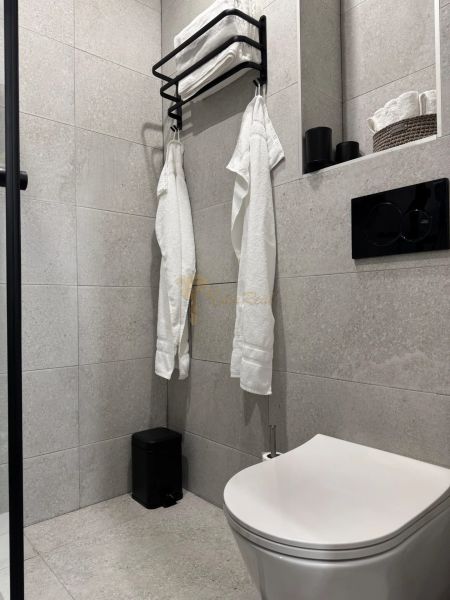 Garzónka Záhradnícka ul.,Staré Mesto,so zariadením,parkovanie vo dvore - Kúpeľňa so sprchovým kútom, uterákmi na vešiaku a toaletou v garsónke.