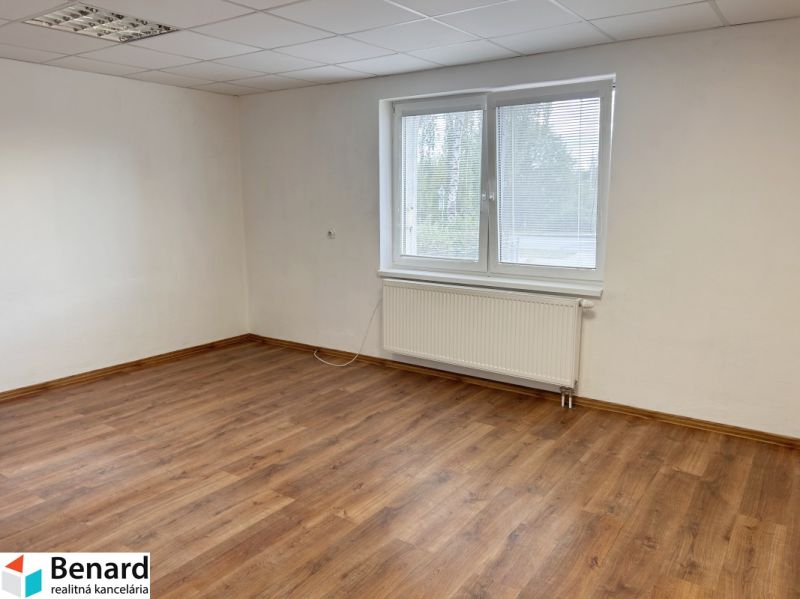 RD NA BÝVANIE AJ PODNIKANIE,1630m2,  SABINOVSKÁ Ul., PREŠOV - Prázdna miestnosť s podlahou s dreveným dekorom, oknom a bielymi stenami v rodinnom dome.