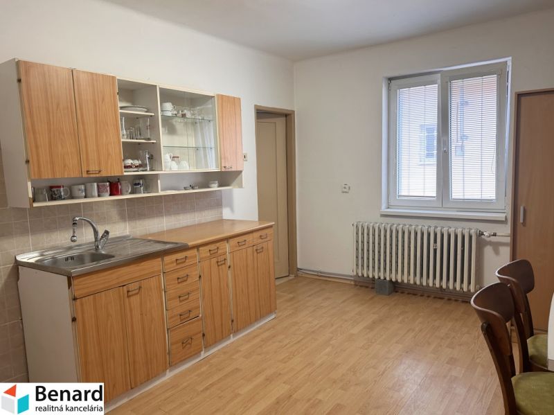 RD NA BÝVANIE AJ PODNIKANIE,1630m2,  SABINOVSKÁ Ul., PREŠOV - Kuchyňa s drevenou linkou a podlahou s dreveným dekorom v rodinnom dome.