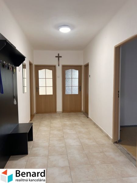 RD NA BÝVANIE AJ PODNIKANIE,1630m2,  SABINOVSKÁ Ul., PREŠOV - Chodba v rodinnom dome s dlažbou, drevenými dverami a vešiakom.
