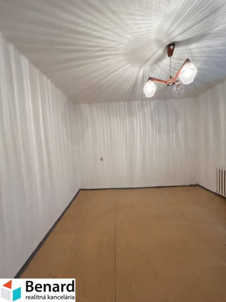 RD NA BÝVANIE AJ PODNIKANIE,1630m2,  SABINOVSKÁ Ul., PREŠOV - Izba v rodinnom dome s bielymi stenami a podlahou s dreveným dekorom.