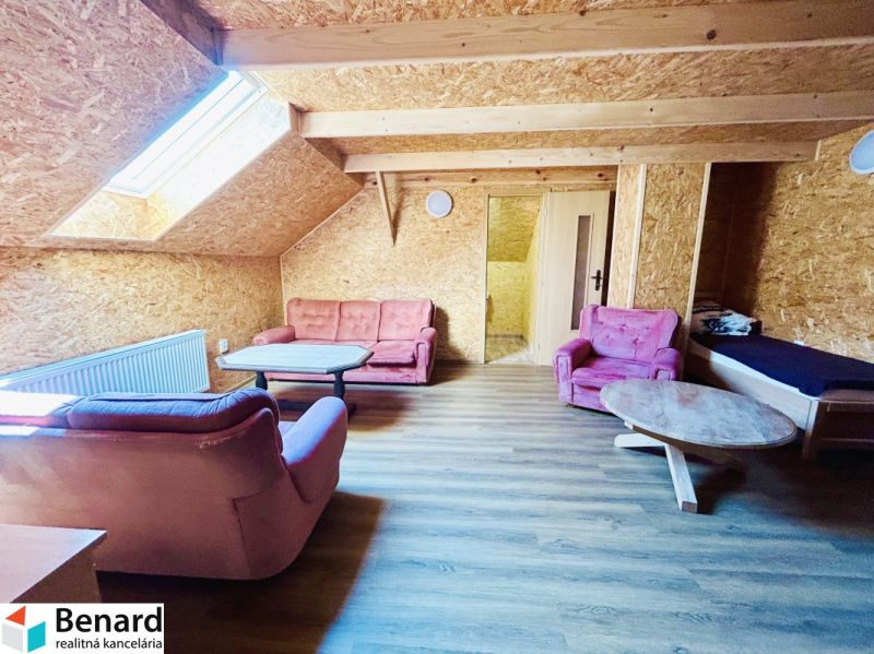 RD NA BÝVANIE AJ PODNIKANIE,1630m2,  SABINOVSKÁ Ul., PREŠOV - Obývacia izba rodinného domu s podlahou s dreveným dekorom a ružovými kreslami.