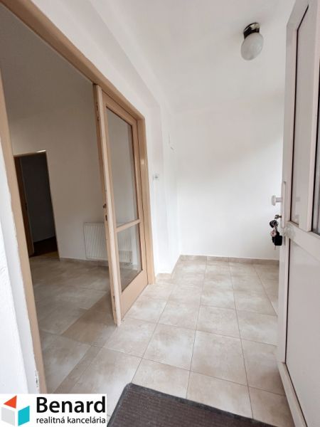 RD NA BÝVANIE AJ PODNIKANIE,1630m2,  SABINOVSKÁ Ul., PREŠOV - Vchod so svetlými dlaždicami a presklenými dverami v rodinnom dome.