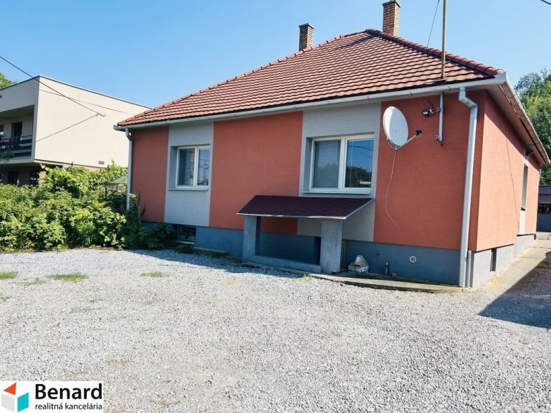 RD NA BÝVANIE AJ PODNIKANIE,1630m2,  SABINOVSKÁ Ul., PREŠOV - Rodinný dom na Sabinovskej ulici v Prešove, s oranžovou fasádou a štrkovým dvorom.