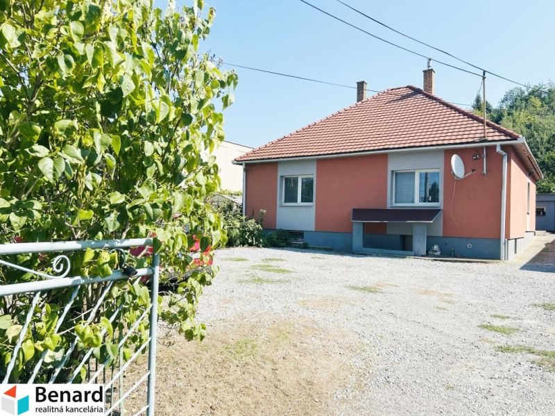 RD NA BÝVANIE AJ PODNIKANIE,1630m2,  SABINOVSKÁ Ul., PREŠOV - Rodinný dom na Sabinovskej ulici v Prešove s upraveným dvorom a záhradou.