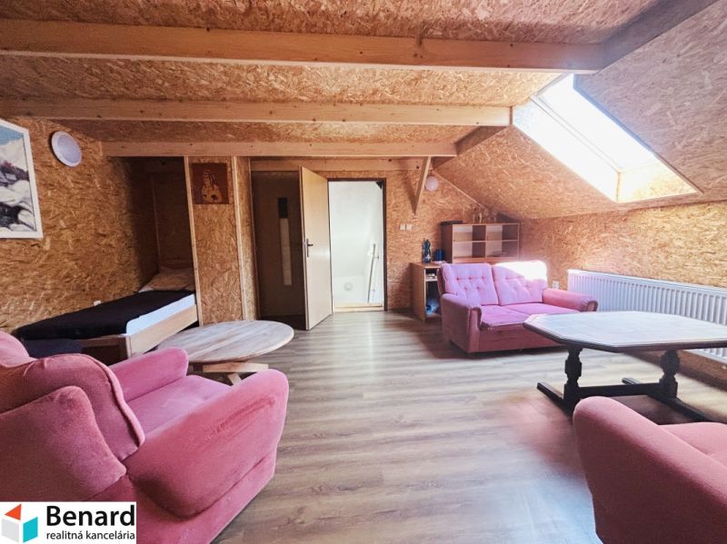 RD NA BÝVANIE AJ PODNIKANIE,1630m2,  SABINOVSKÁ Ul., PREŠOV - Podkrovná izba v rodinnom dome s ružovým nábytkom a podlahou s dreveným dekorom.