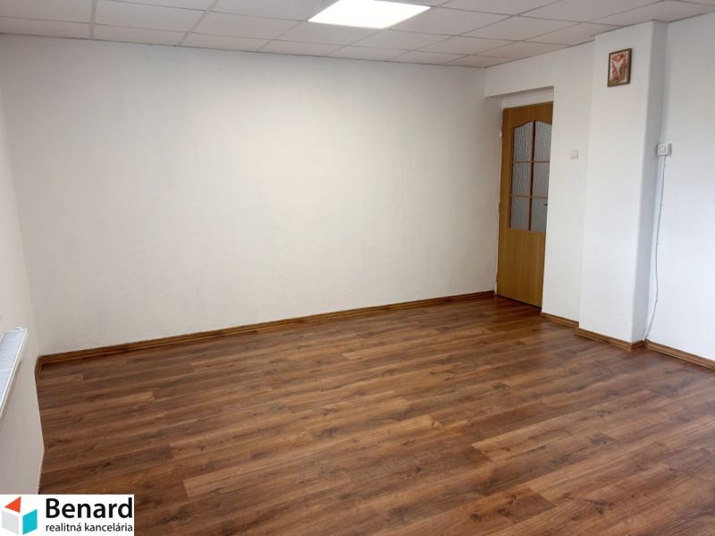 RD NA BÝVANIE AJ PODNIKANIE,1630m2,  SABINOVSKÁ Ul., PREŠOV - Izba v rodinnom dome s bielymi stenami a podlahou s dreveným dekorom.