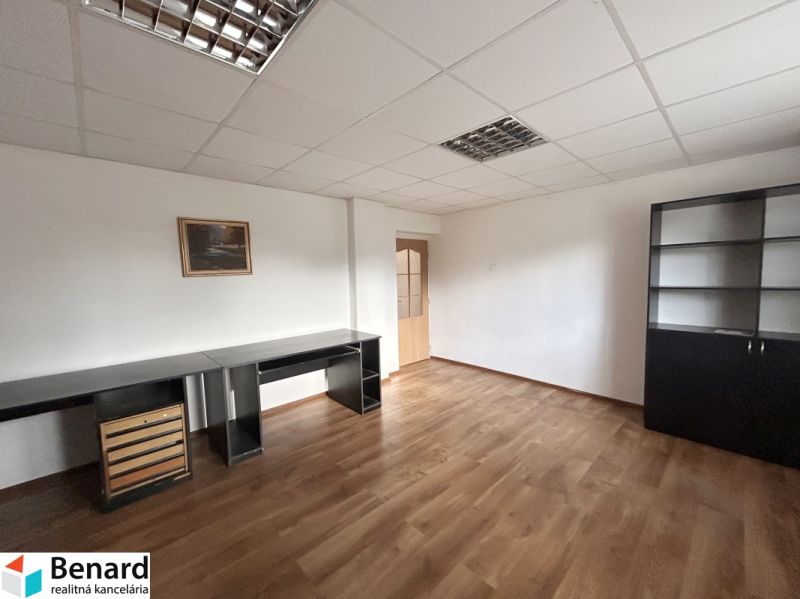 RD NA BÝVANIE AJ PODNIKANIE,1630m2,  SABINOVSKÁ Ul., PREŠOV - Kancelária v rodinnom dome s podlahou s dreveným dekorom a nábytkom.