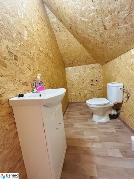 RD NA BÝVANIE AJ PODNIKANIE,1630m2,  SABINOVSKÁ Ul., PREŠOV - Interiér kúpeľne v rodinnom dome s podlahou s dreveným dekorom a OSB doskami.