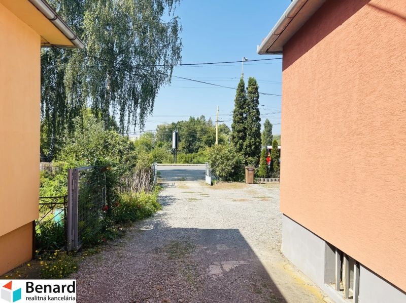 RD NA BÝVANIE AJ PODNIKANIE,1630m2,  SABINOVSKÁ Ul., PREŠOV - Rodinné domy na Sabinovskej ulici v Prešove s viditeľným vstupom a záhradou.