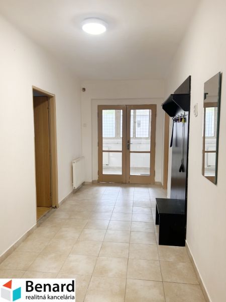 RD NA BÝVANIE AJ PODNIKANIE,1630m2,  SABINOVSKÁ Ul., PREŠOV - Chodba s vešiakom a dlažbou v rodinnom dome, dvere vedú na presklenú terasu.