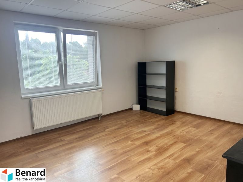 RD NA BÝVANIE AJ PODNIKANIE,1630m2,  SABINOVSKÁ Ul., PREŠOV - Interiér rodinného domu s policou, oknom a podlahou s dreveným dekorom.