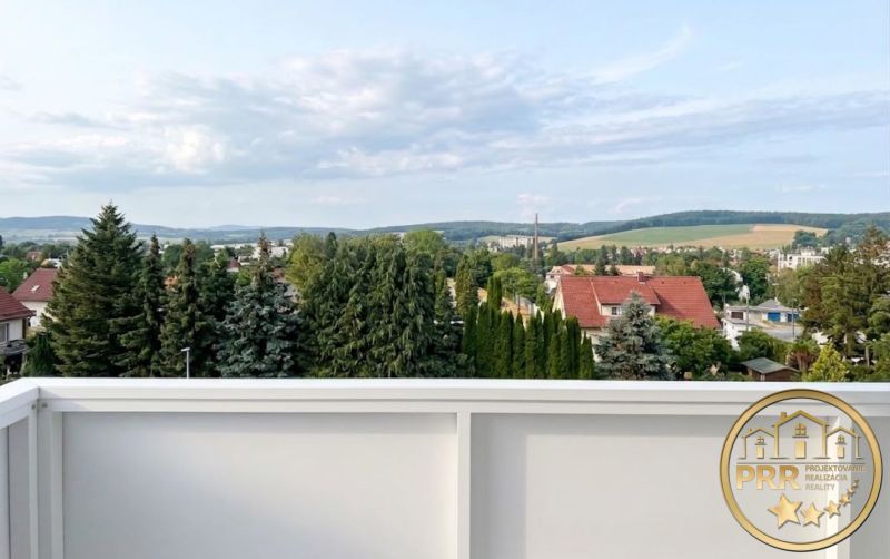 PREDAJ ! 2-iz.byt 68m2 vrátane balkóna a pivnice, Stred-Bánovce n/B. - Výhľad na zeleň a strechy v Bánovciach nad Bebravou z 2-izbového bytu.