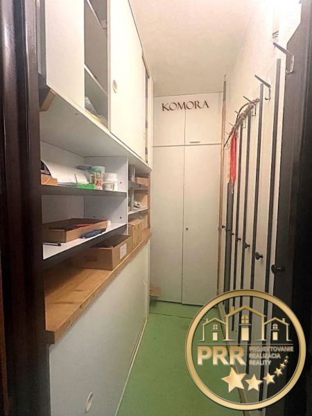 PREDAJ ! 2-iz.byt 68m2 vrátane balkóna a pivnice, Stred-Bánovce n/B. - Úložný priestor v 2-izbovom byte s poličkami a boxmi, zelené podlahy.
