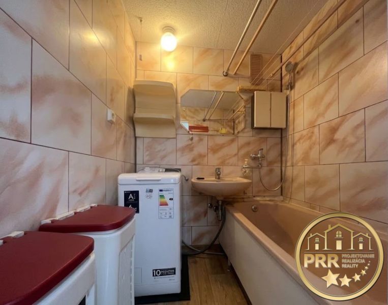PREDAJ ! 2-iz.byt 68m2 vrátane balkóna a pivnice, Stred-Bánovce n/B. - Kúpeľňa v 2-izbovom byte s vaňou, umývadlom, práčkou a dlaždicami.