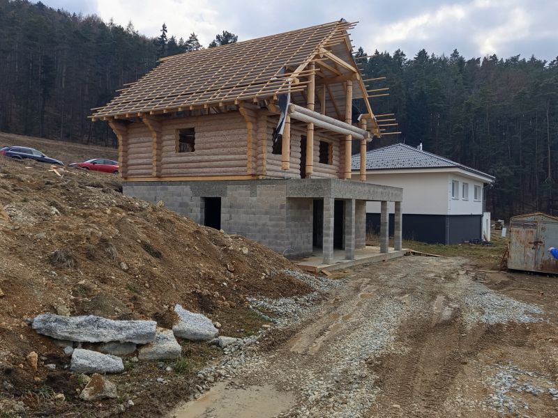 NA PREDAJ - Necpaly - zrubový dom (hrubá stavba) k dokončeniu - Rozostavaný rodinný dom v Necpaloch obklopený lesom a pieskovou cestou.