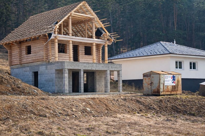 NA PREDAJ - Necpaly - zrubový dom (hrubá stavba) k dokončeniu - Rozostavaný rodinný dom v Necpaloch s drevenou konštrukciou uprostred prírody.