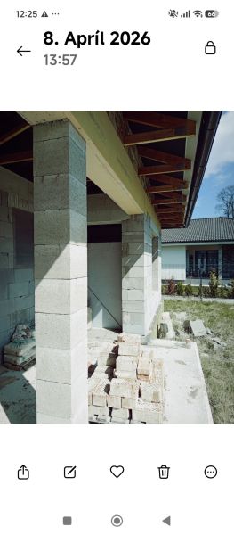 Príbovce -rodinný dom /Bungalov/ Hrubá stavba - Výstavba rodinného domu na ulici Ku kostolu v Príbovciach, so stohmi tehál.