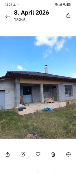 Príbovce -rodinný dom /Bungalov/ Hrubá stavba - Rozostavaný rodinný dom na ulici Ku kostolu v Príbovciach, bez úpravy fasády.