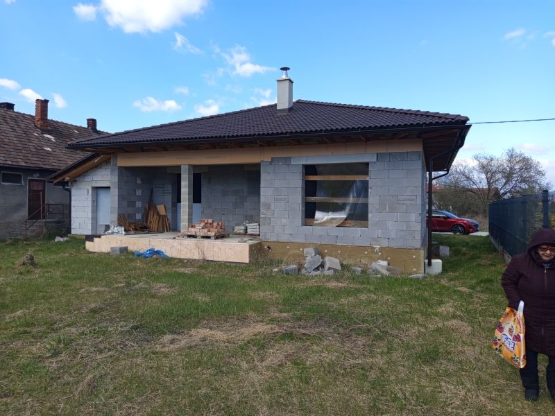 Príbovce -rodinný dom /Bungalov/ Hrubá stavba - Rodinný dom v Príbovciach na Ku kostolu vo výstavbe s neúplnou fasádou.