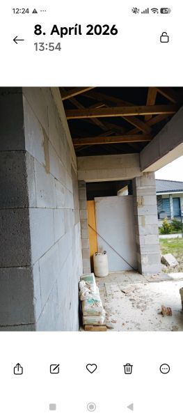 Príbovce -rodinný dom /Bungalov/ Hrubá stavba - Stavba rodinného domu na ulici Ku kostolu v Príbovciach s drevenou strešnou konštrukciou.