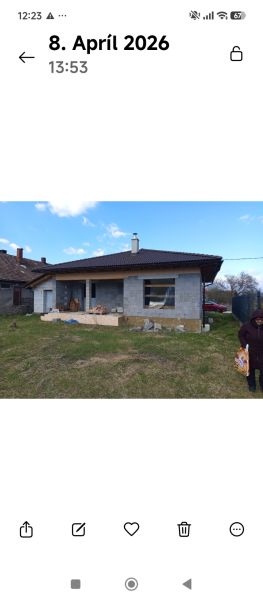 Príbovce -rodinný dom /Bungalov/ Hrubá stavba - Rodinný dom v Príbovciach na ulici Ku kostolu je vo výstavbe bez dokončenej fasády.