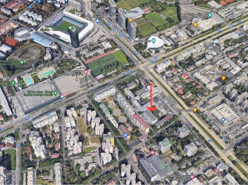 PRENÁJOM-  park. státie na Ondavskej ul. blízko zim. štadióna, BA II - Pohľad na budovy pri ulici Ondavská 5 a Garáže, blízko futbalového štadióna.