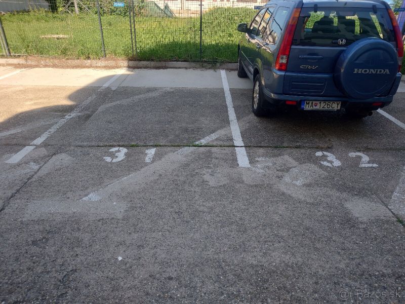 PRENÁJOM-  park. státie na Ondavskej ul. blízko zim. štadióna, BA II - Parkovisko na Ondavskej 5 s číslami 31 a 32, auto pri garáži.