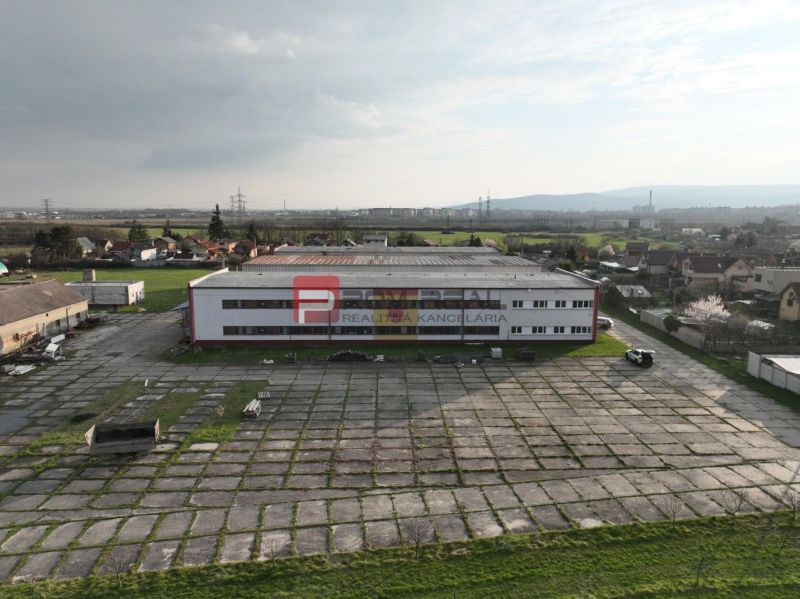 Prenájom výrobnej haly vo Vinosadoch - Výrobné priestory na Pezinskej ulici vo Vinosadoch, veľká spevnená plocha.