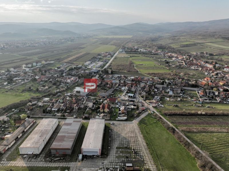 Prenájom výrobnej haly vo Vinosadoch - Pohľad zhora na Výrobné priestory v obci Vinosady na Pezinskej ulici.