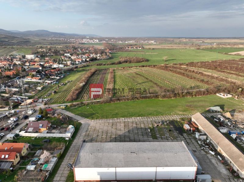 Prenájom výrobnej haly vo Vinosadoch - Letecký pohľad na výrobné priestory na Pezinskej ulici vo Vinosadoch.