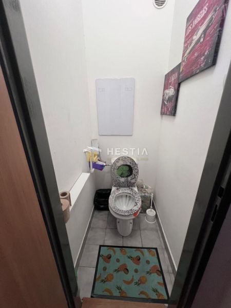 2 izbový byt na prenájom s balkónom na Kalinčiakovej, voľný od 01.10.2 - Toaleta v 2-izbovom byte so vzorovaným kobercom a dekoráciou na stene.